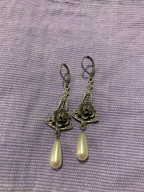 Vintage-Style Silver Floral Drop Earrings with Pearl Teardrops